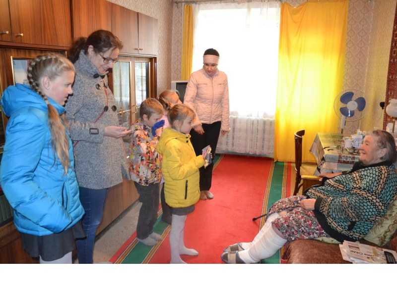 Дети поздравили бабушек и дедушек с Днём пожилого человека